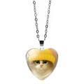Dettaglio della collana a cuore con gatto bianco carino e bordo in metallo argentato - Gatto Bianco Con Berretto Giallo (JY008167-15)