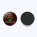 Détail macro de l'aimant Keep Calm au chocolat montrant le recto et le dos magnétique - Slogan Eat Chocolate (JY008106-9)