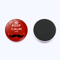Détail d'aimants de frigo Keep Calm ronds avec finition brillante et dos magnétique - Slogan Moustache (JY008106-7)