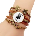 Nahaufnahme von Lederarmband mit Route 66 Anhänger und Bronze Schmetterling Details - Route 66 Retro Casual (JY008186-11)