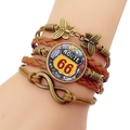 Detail eines mehrlagigen Vintage-Lederarmbands mit Route 66-Zeichen und Schmetterling - Route 66 Goldenes Schild (JY008186-9)