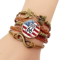 Detail eines mehrlagigen Lederarmbands mit Route 66 Glasanhänger und Metallcharms - Route 66 Stars and Stripes (JY008186-7)