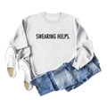 Détail du sweat gris avec imprimé SWEARING HELPS et texture de tissu très douce - S / Blanc (Police Noire)