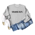 Mise à plat de sweat gris avec imprimé SWEARING HELPS, jean bleu et baskets blanches - S / Gris (Police Noire)