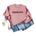 Mise à plat d'un sweat rose avec inscription et d'un short en jean délavé - S / Or Rose (Police Noire)