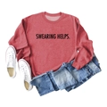 Vue à plat d'un sweat rouge à col rond avec texte imprimé Swearing Helps en noir - S / Rouge (Police Noire)