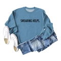 Mise à plat du sweat bleu avec imprimé SWEARING HELPS, baskets et jean en denim - S / Bleu (Police Noire)