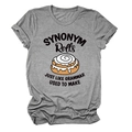 Detail van grijs T-shirt met korte mouwen en grappige SYNONYM Rolls grafische print op borst - S / Donkergrijs (Zwarte Tekst)