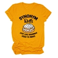 Detail van een feloranje T-shirt met creatieve SYNONYM Rolls grafische opdruk - S / Mosterdgeel (Zwarte Tekst)