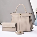 Detail von cremeweißem Set aus Lederhandtasche mit Webmuster und goldfarbenen Beschlägen - Khaki