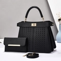 Detail-Set: Schwarze Handtasche mit Lychee-Struktur, goldenem Drehverschluss und kleiner Tasche - Schwarz