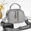 Bolso de mano gris acolchado con triple cremallera y correa ancha estampada - Gris