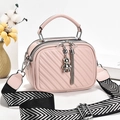 Bolso bandolera de cuero PU acolchado rosa con colgante de oso y correa estampada - Rosa