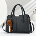 Sac fourre-tout noir chic avec boucles dorées et pompon marron sur socle blanc - Noir