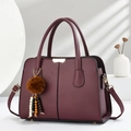 Sac à main bordeaux en cuir Saffiano avec poignées et un pompon marron en fourrure - Bordeaux