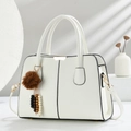 Sac à main beige chic avec texture grainée et breloque pompon en fausse fourrure - Blanc Cassé