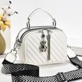 Bolso redondo blanco acolchado con colgante de oso y correa ancha de espiga - Blanco