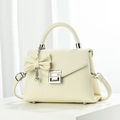 Elegante cremeweiße Litschi-Muster Handtasche mit Schleife und Perlenketten-Dekor - Gebrochenes Weiß