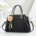 Bolso de hombro grande negro con herrajes dorados y colgante de felpa para mujer - Negro