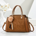 Bolso de mano marrón para mujer en ante sintético con colgante de cuentas y correa - Marrón