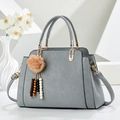 Bolso de mano gris en cuero con textura de lichi y colgante decorativo de peluche - Azul