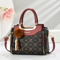 Sac à main chic monogramme marron foncé avec bordure en cuir rouge et charmes décoratifs - Rouge