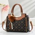 Sac bandoulière tendance pour femme avec logo monogramme et garnitures en cuir marron - Marron