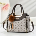 Sac à main élégant beige à motifs avec anses en cuir marron et pompon décoratif - Kaki