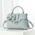 Bolso de mano azul claro en cuero granulado con adorno de perlas y cierre de plata - Azul claro