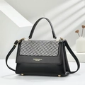 Sac à main chic en cuir noir avec rabat pied-de-poule et détails dorés sur fond blanc - Noir et Blanc