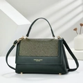 Dettaglio della borsa a mano verde scuro con patta intrecciata e hardware dorato - Verde