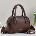 Borsa Boston in pelle marrone scuro con tracolla larga e manici per l'uso quotidiano - caffè