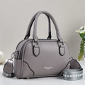 Détail du sac Boston en cuir gris avec bandoulière tissée et fermoirs argentés - Gris
