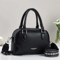 Borsa a mano in pelle martellata nera con tracolla larga a motivi geometrici - Nero