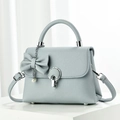 Bolso bandolera clásico azul claro con textura lichi y cierre de anillo metálico - Azul claro