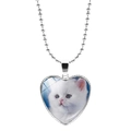 Détail du pendentif en forme de cœur argenté avec cabochon chat blanc sur chaîne à billes - Chaton Blanc Pur (JY008172-17)