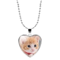 Détail macro du pendentif en forme de cœur avec cabochon chat mignon et chaîne à billes - Chat Orange avec Collier Rouge (JY008172-16)