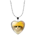 Détail du pendentif en cœur argenté avec un chat mignon en chapeau jaune et chaîne à billes - Chat Mignon avec Chapeau Jaune (JY008172-15)
