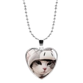 Vue macro d'un pendentif en cœur avec photo de chat mignon et collier à chaîne argentée - Chat Gris Portant un Chapeau (JY008172-14)