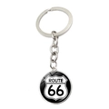 Gros plan d'un pendentif Route 66 en verre sur un porte-clés argenté fond blanc pur - Panneau Routier Bouclier Noir Classique (JY008196-12)