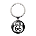 Vue détaillée du pendentif dôme en verre Route 66 sur un porte-clés en argent vintage - Style Bouclier Simple Noir et Blanc (JY008181-12)