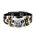 Vue détaillée du bracelet multicouche en cuir avec le signe Texas US 66 en médaillon - Style de Drapeau du Texas (JY008191-8)