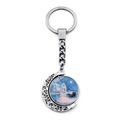 Détail macro du porte-clés argenté rotatif avec illustration de neige hivernale - Style Scène de Neige d'Hiver Calèche Vintage Et Pleine Lune (JY008222-10)