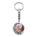 Vue détaillée du porte-clés rotatif croissant de lune avec pendentif maison de Noël - Style Sapin de Noël Illuminé Et Cabane sous la Neige (JY008222-8)