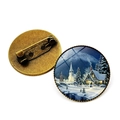 Détail de la broche ronde en bronze avec décor de village de Noël enneigé et épingle de sûreté - Style Église de Neige de Noël (JY008224-12)