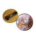 Vue détaillée recto-verso d'une broche en bronze avec décor de cabane de Noël enneigée - Style Cabane de Forêt de Noël (JY008224-8)