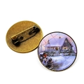 Détail du dos de la broche vintage en bronze et du cabochon en verre paysage d'hiver - Style Cabane Peinte d'Hiver (JY008224-5)