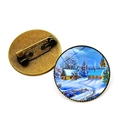 Spilla di Natale in bronzo con cabochon in vetro paesaggio innevato e pini invernali - Stile Casa sulla Neve Invernale (JY008224-1)