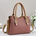 Sac bandoulière minimaliste en cuir avec patchwork rose et marron et détails dorés - Rose