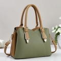 Détail du sac à main en cuir grainé avec contraste vert et marron et finitions dorées - Vert